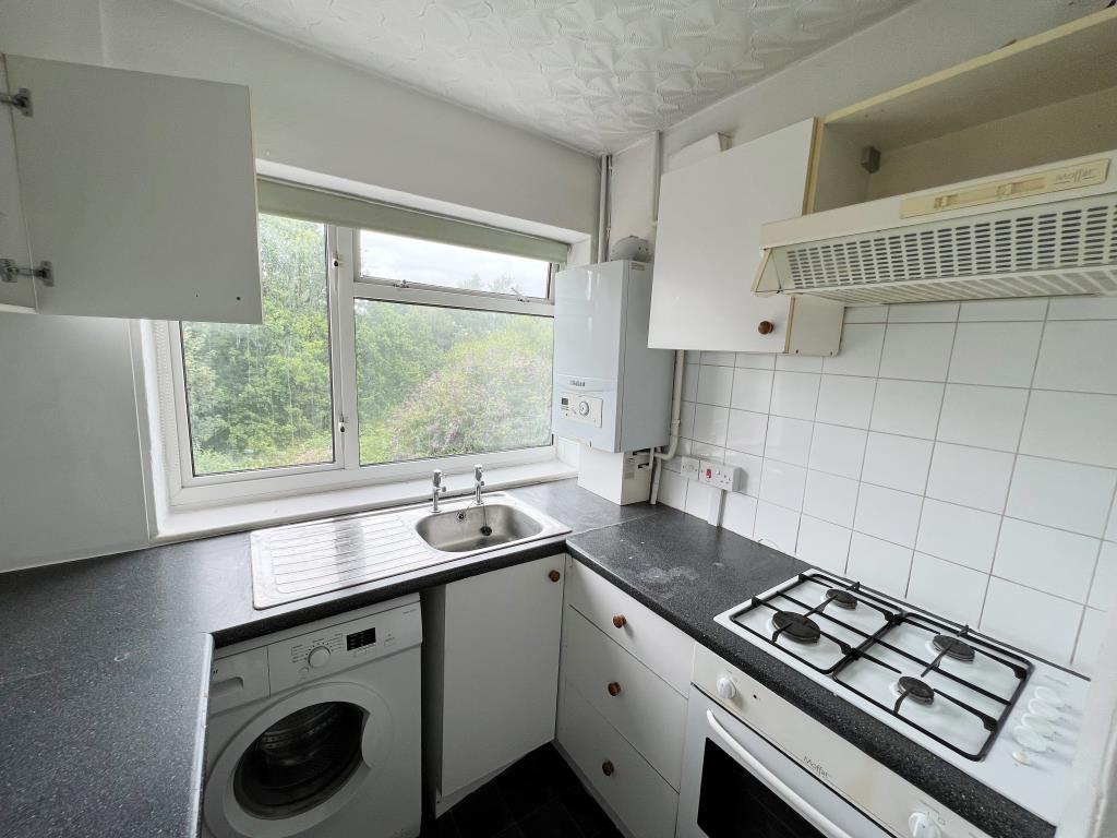 Lot: 119 - TWO-BEDROOM FLAT FOR IMPROVEMENT -